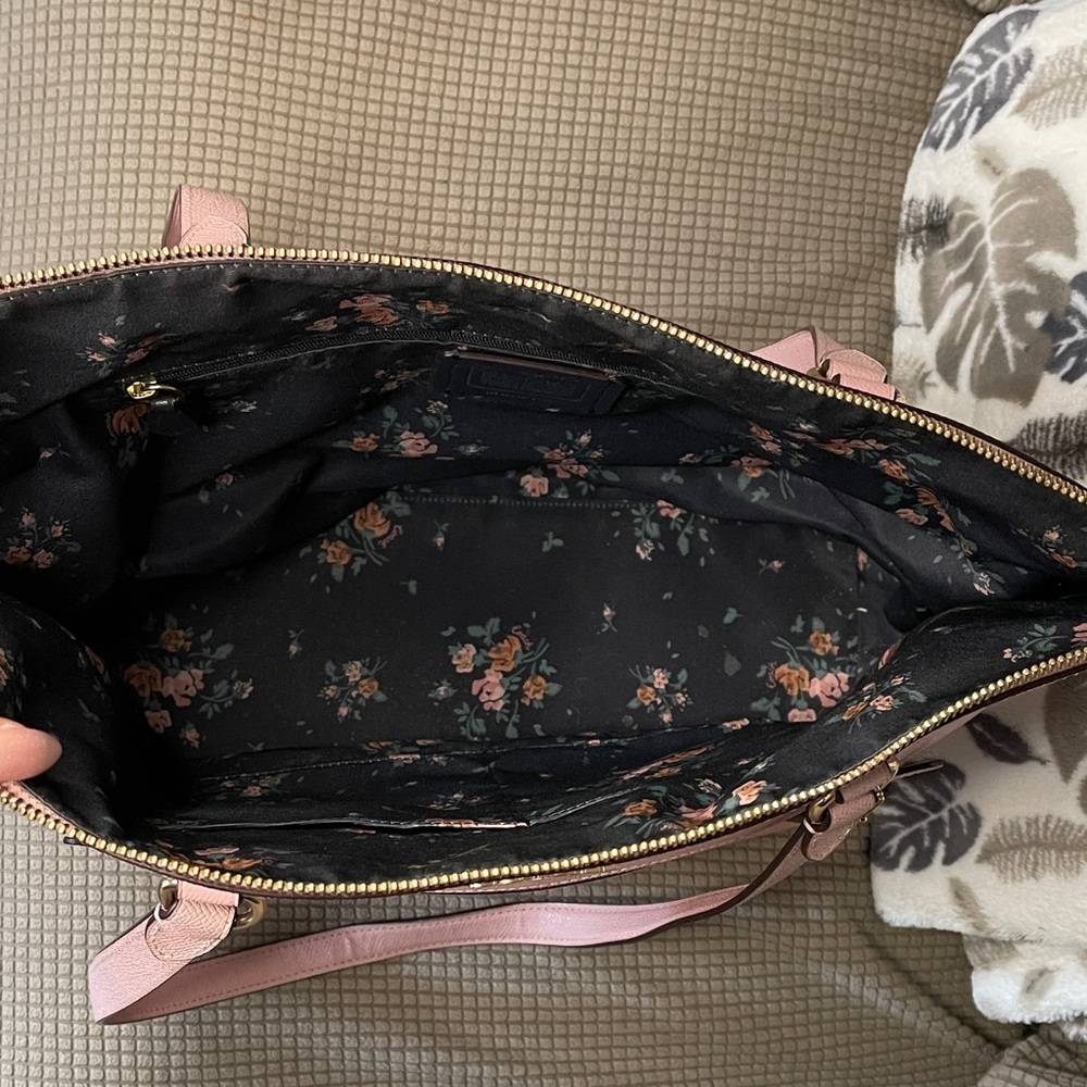 Coach Gallery Tote with RoseBouquet interior b2039-91147 - Picture 7 of 9